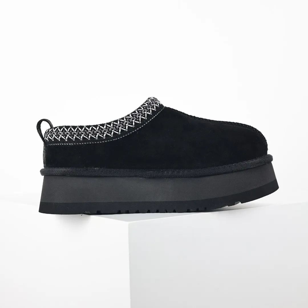 Pick up locally 💰460 The core recommendation is good price E4 UGG Tats series thick model Muller style toe-cap 5CM half slippers Ethnic style autumn and winter snow boots High-quality sheepskin fleece insulation and heat lock Made of TPU molded suede upper material Built-in artificial curly wool plush lining and 10mm UGGPURE™ implanted wool lining and removable UGGPURE™ implanted wool insole Lightweight, non-slip and comfortable rubber outsole with brand logo and trademark. Comes with complete packaging. Size: 35 36 37 38 39 40. It is recommended to choose one size larger.